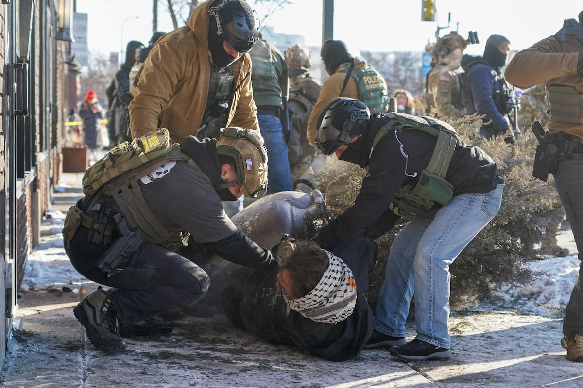 Un manifestante es arrestado mientras la gente se reúne después de que agentes de ICE dispararon a alguien varias veces mientras intentaban detenerlo en Minneapolis, Minnesota, EE. UU. //EFE/CRAIG LASSIG.