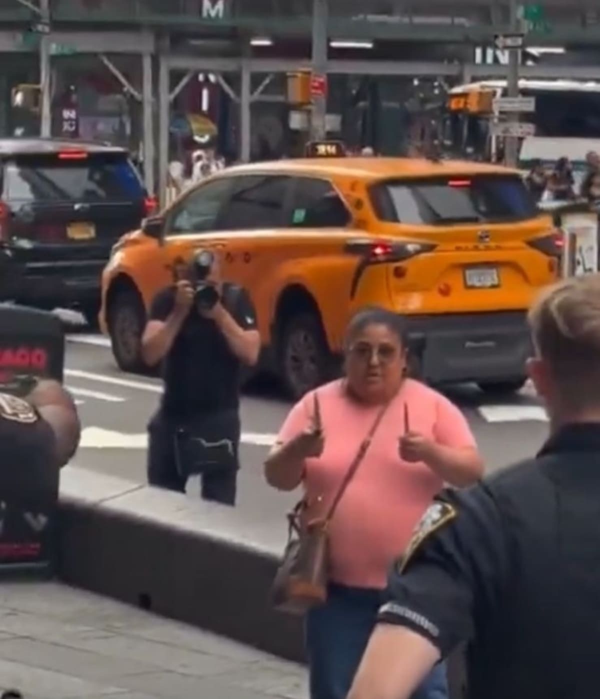 La Policía de Nueva York desplegó un operativo en Times Square tras el ataque con cuchillos ocurrido durante la tarde del lunes. Captura de video // X.
