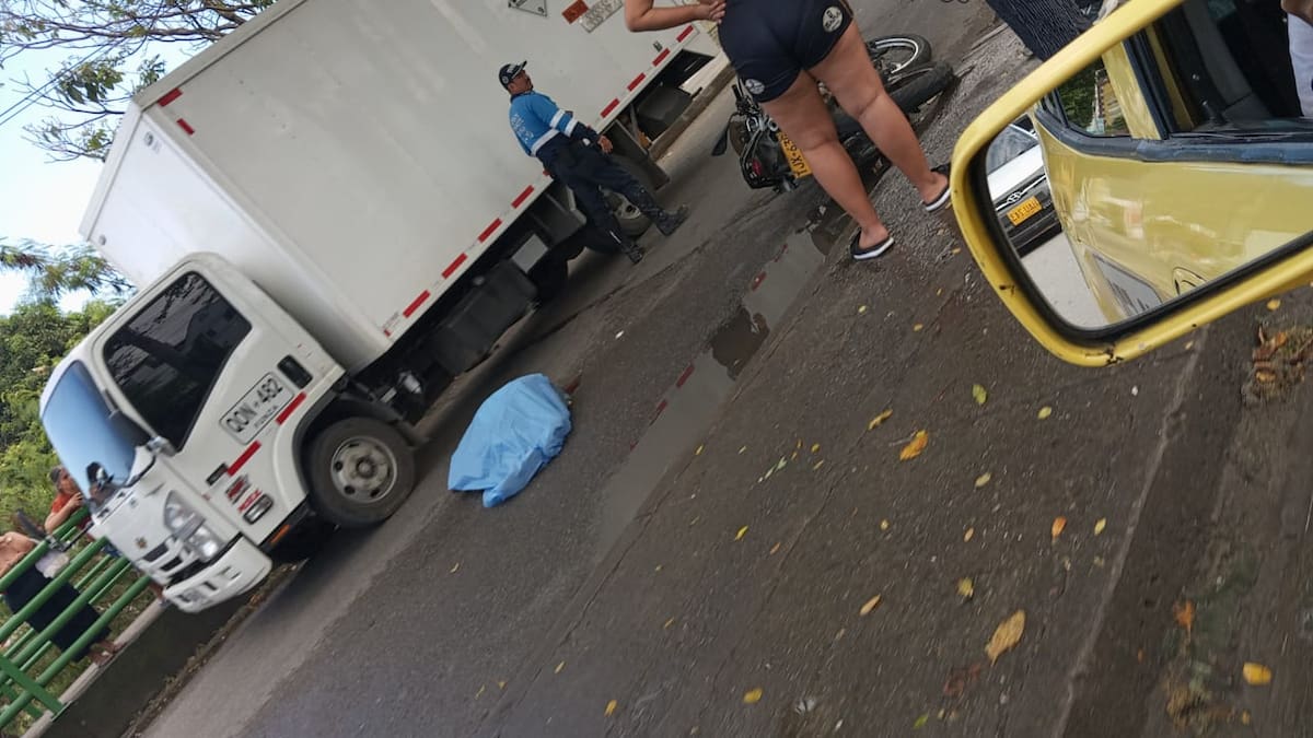 Agentes de la Secretaría de Tránsito de Girón acudieron al lugar para adelantar las diligencias.