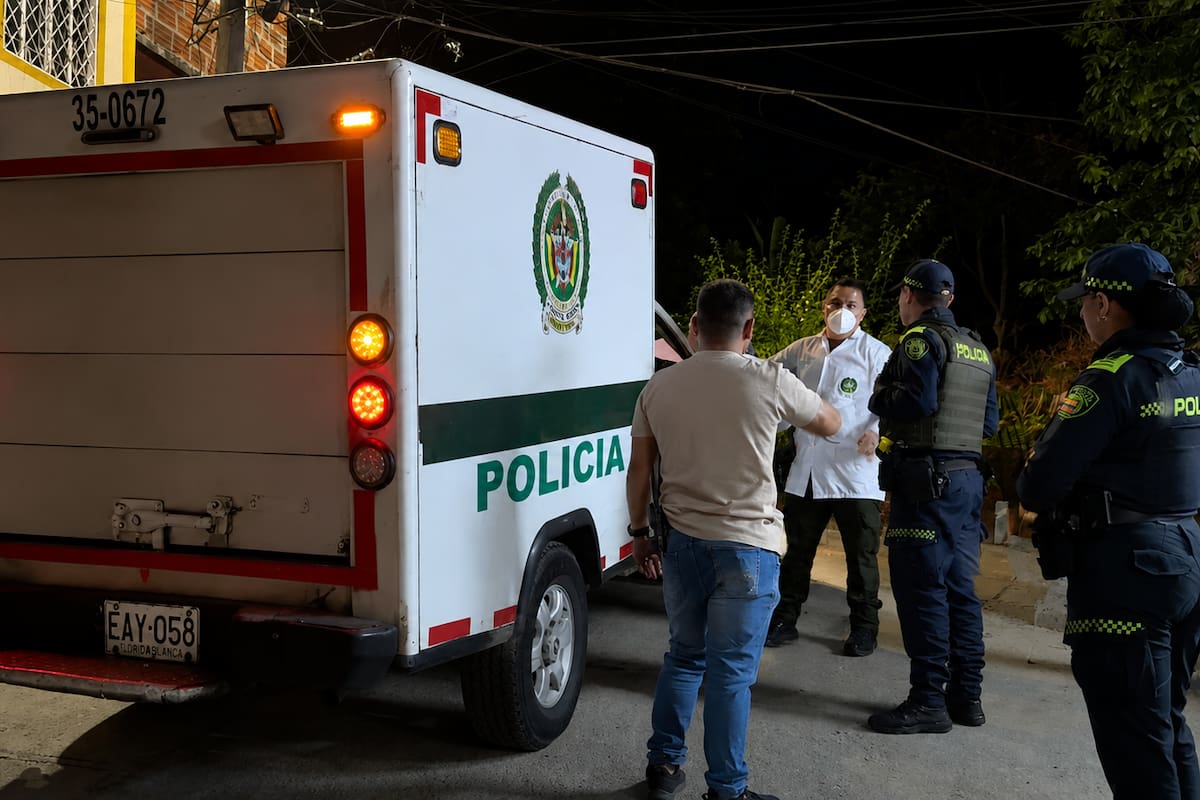Agentes de la Sijin de la Policía realizaron la inspección técnica al cadáver tras el homicidio registrado en el sector de Asocoflor, en Floridablanca.
