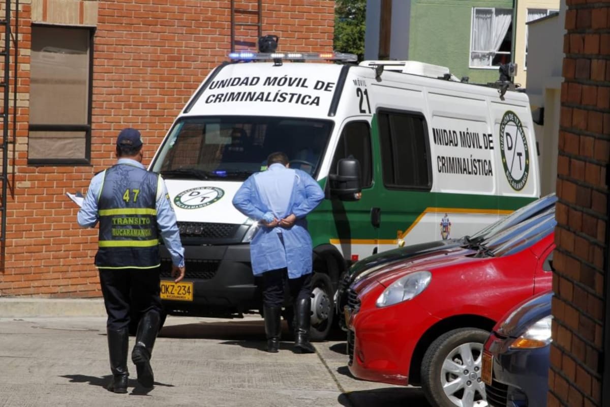 Agentes de la Unidad Móvil del Laboratorio de Criminalística de la Dirección de Tránsito y Transporte de Bucaramanga realizaron el levantamiento del cuerpo. (Foto: Archivo / VANGUARDIA)