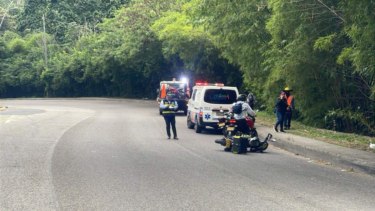 Agentes de Tránsito de Floridablanca adelantan labores de regulación vehicular tras el fatal accidente registrado en el sector de La Turena.