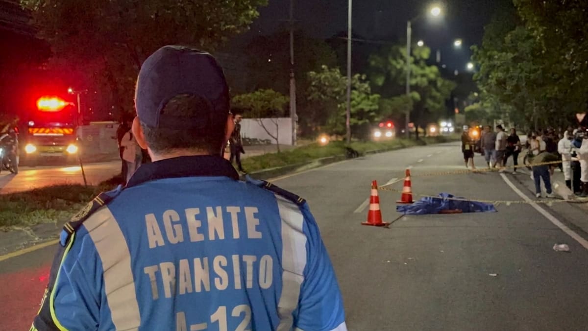 Agentes de Tránsito de Girón realizaron la inspección del lugar para establecer cómo ocurrió el fatal accidente.