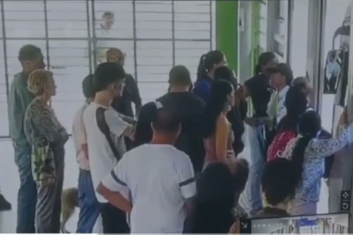 Una guarda de seguridad estuvo en riesgo de ser atropellada por un bus del MIO, luego de que una usuaria la empujó fuera de la estación.