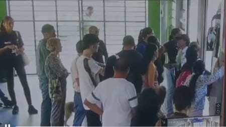 Usuaria empujó a guarda de seguridad hacia el carril de buses de estación del MIO en Cali