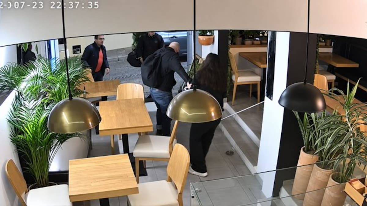 Las cámaras de seguridad registraron la agresión contra la propietaria de una pastelería en Usaquén, Bogotá.