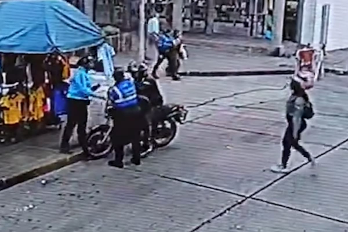 Motociclista atacó a una agente de tránsito en San Gil, Santander.
Foto: captura de video.