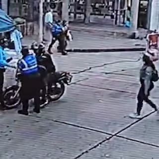 Brutal agresión contra una agente de tránsito en San Gil: motociclista huyó tras el ataque