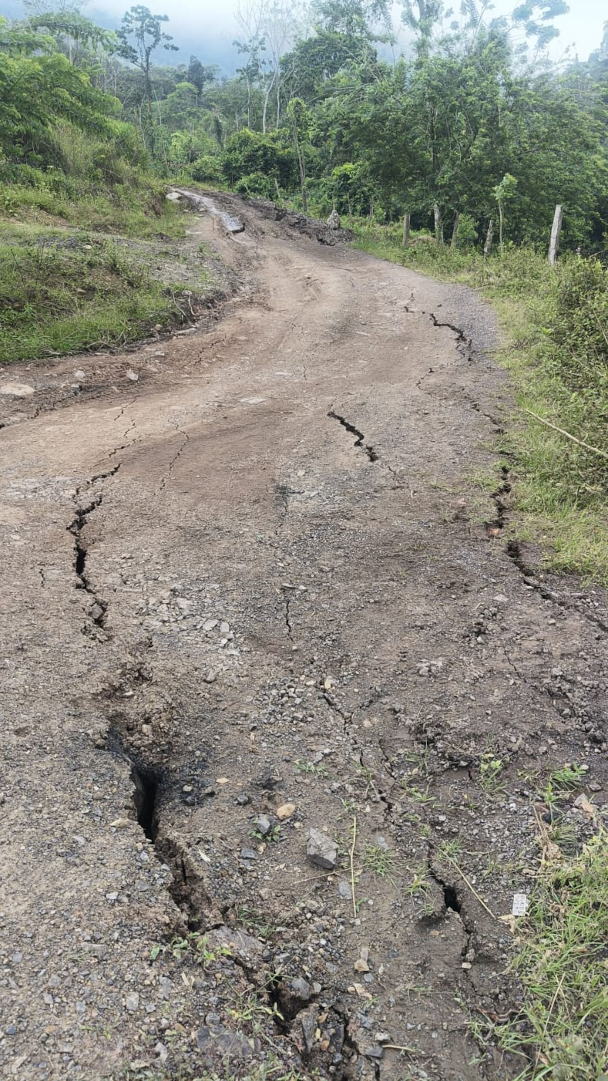 Las grietas obligaron a las personas a salir de sus casas en zona rural de Landázuri.