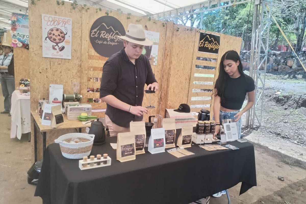 Gerónimo Ramírez Peña, un joven de 17 años, quinta generación de una familia cafetera, lanzó hace un año decidió crear la marca Café El Reflejo.