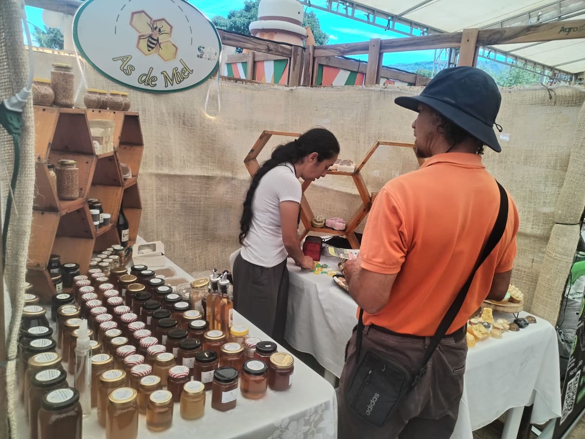 Claudia Patricia Hurtado, representante de Asdemiel, empresa apícola de Tinjacá (Boyacá), participa por primera vez en la feria con productos derivados de la colmena.