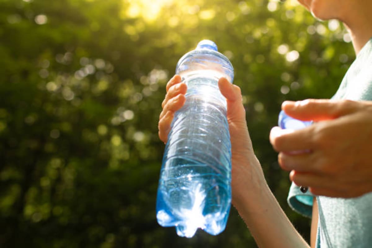 Retiro masivo de agua embotellada en EE.UU. por condiciones insalubres.
