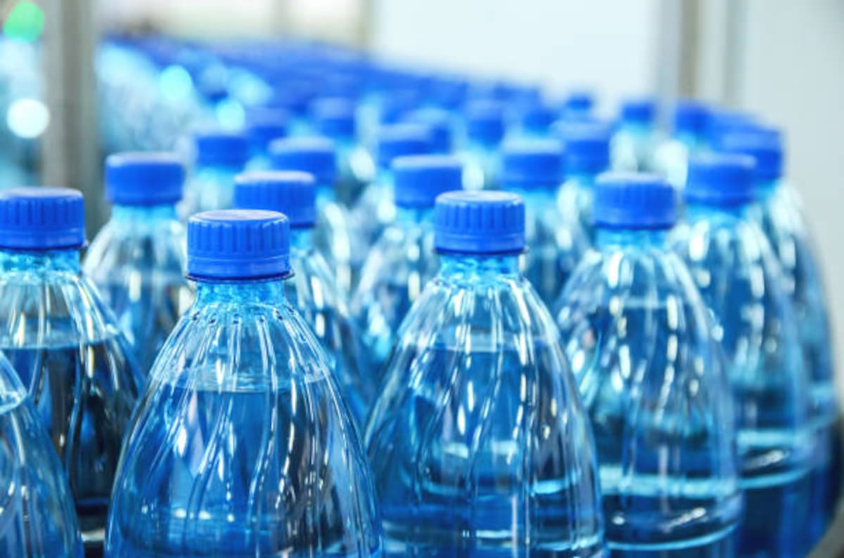 Autoridades de EE. UU. alertan por agua embotellada retirada del mercado.