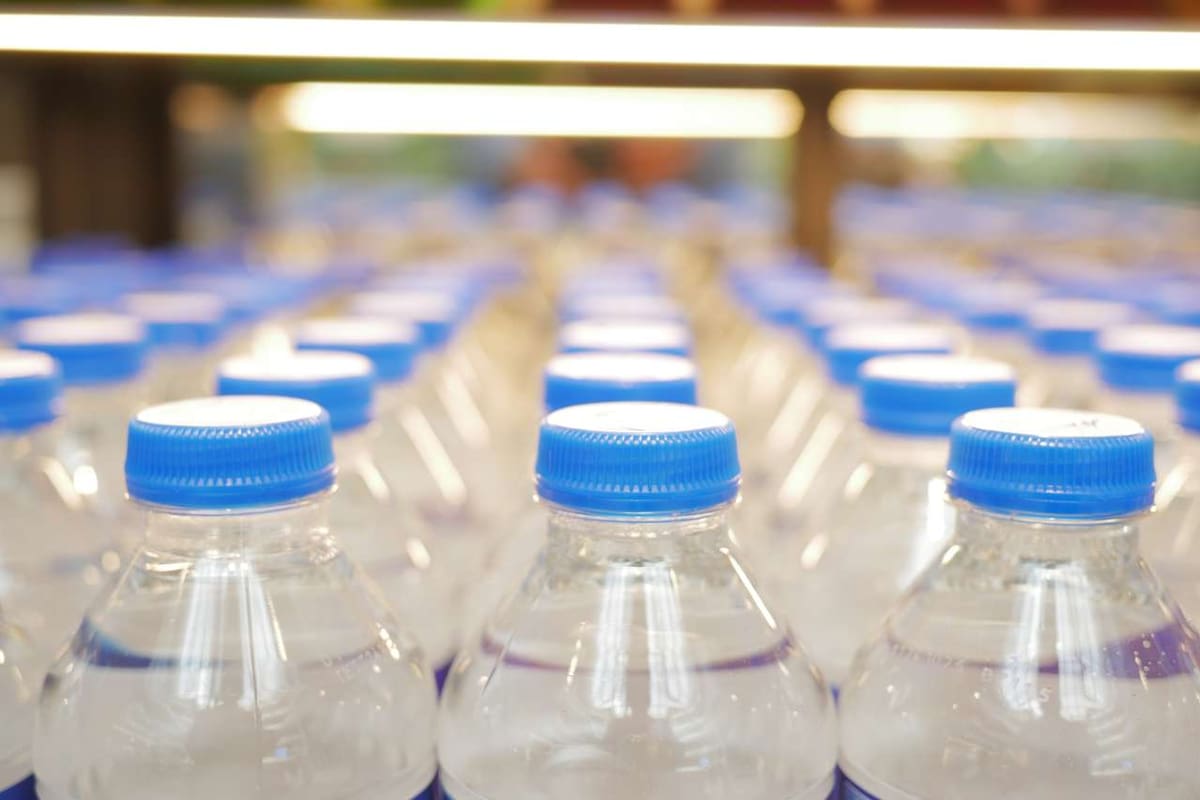 Agua embotellada.