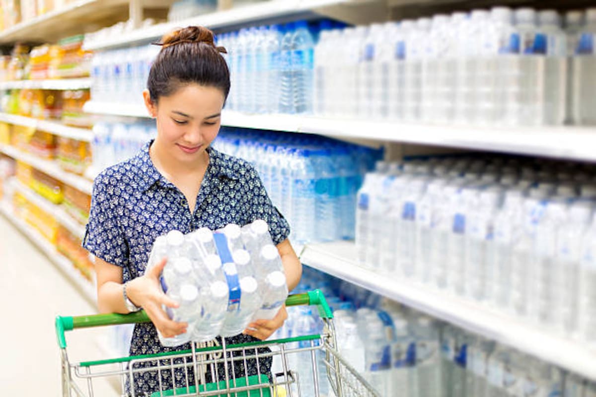 FDA ordena retirar miles de botellas de agua por fallas en el envasado.
