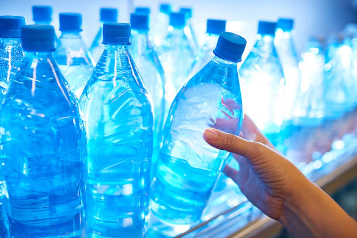 Más de 651 mil botellas de agua retiradas en EE. UU. tras inspección sanitaria.