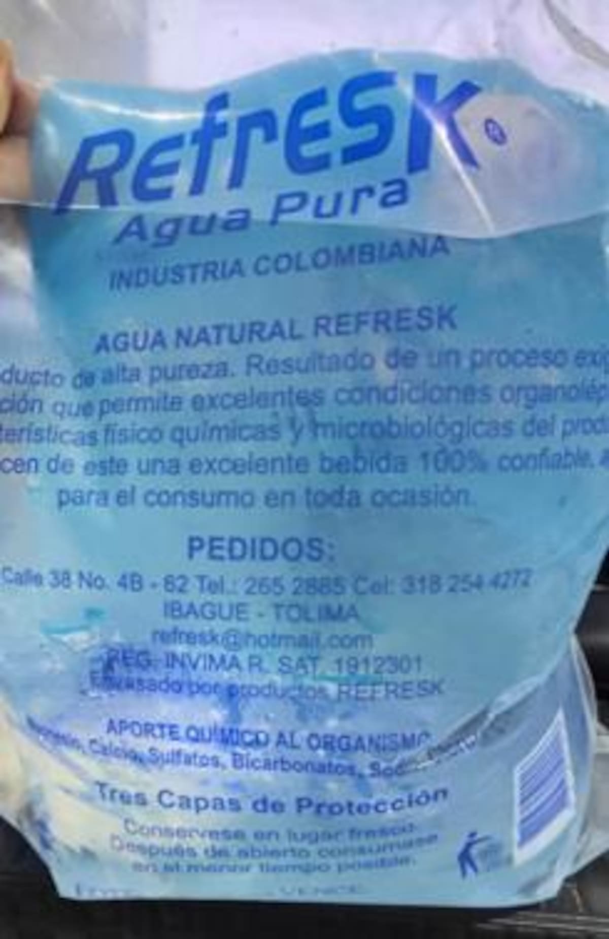 El Invima emitió alerta por la comercialización fraudulenta de la marca de agua REFRESK. // Foto: cortesía - Invima