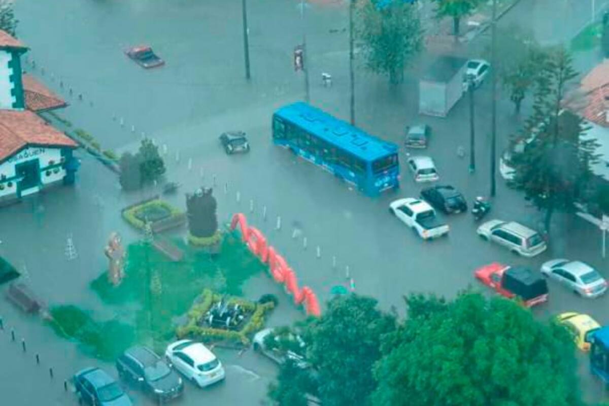 La inundación provocó una fuerte congestión vial en la Carrera 9, por lo que las autoridades locales invitaron a buscar vías alternativas.