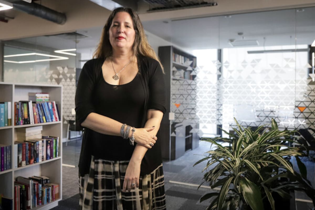 La escritora argentina Agustina Bazterrica imaginó un futuro en el que la carne humana abastece a una poderosa industria. Tras vender más de un millón de ejemplares de su novela, conversó con Colprensa sobre la creación de sus historias y la reacción de los lectores. Foto: Colprensa
