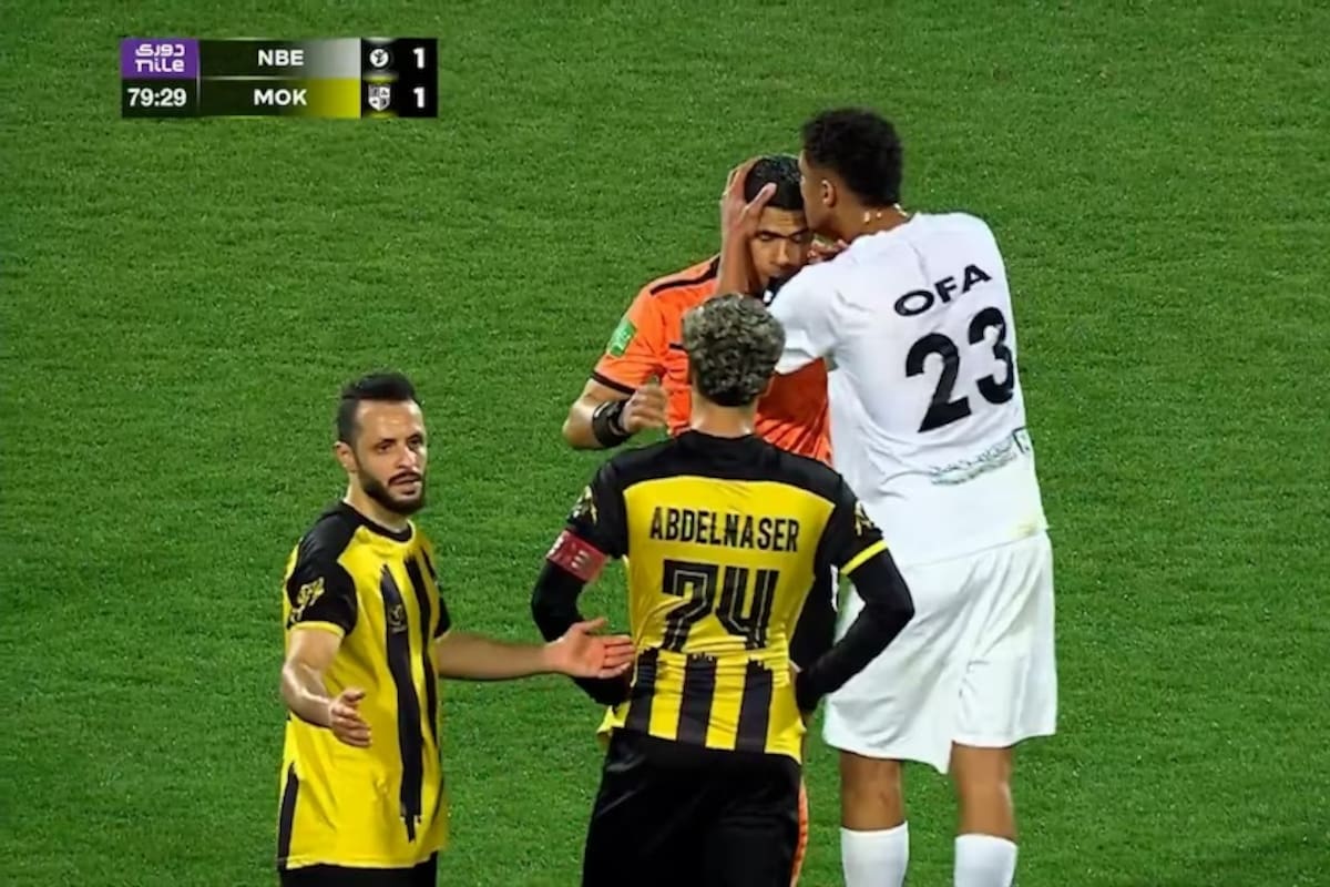 Un beso que dio la vuelta al mundo: Oufa celebró el gol validado por VAR con un gesto inesperado hacia el árbitro. /FOTO: Captura de Pantalla