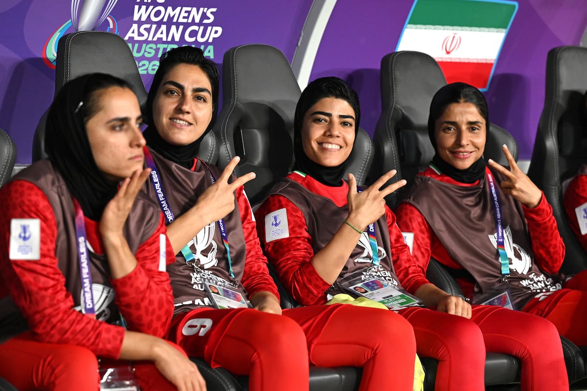 La capitana del equipo de Irán, Zahra Ghanbari (2-Izq.), Mona Hamoudi (C) y Atefeh Ramazanzadeh (Der.) reaccionan desde el banquillo durante el partido del Grupo A de la Copa Asiática Femenina de la AFC entre Irán y Filipinas en el Estadio de la Costa de Oro en Australia. Son tres de las cinco futbolistas iraníes que buscaron protección en Australia y les han sido otorgadas visas humanitarias. EFE/EPA/DAVE HUNT