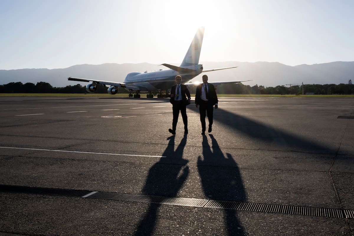 El Air Force One, con el presidente estadounidense Donald Trump (no aparece en la imagen) a bordo, se prepara para despegar del aeropuerto de Ginebra, en Suiza, tras la 52ª cumbre del G7 celebrada en Evian-les-Bains, Francia.