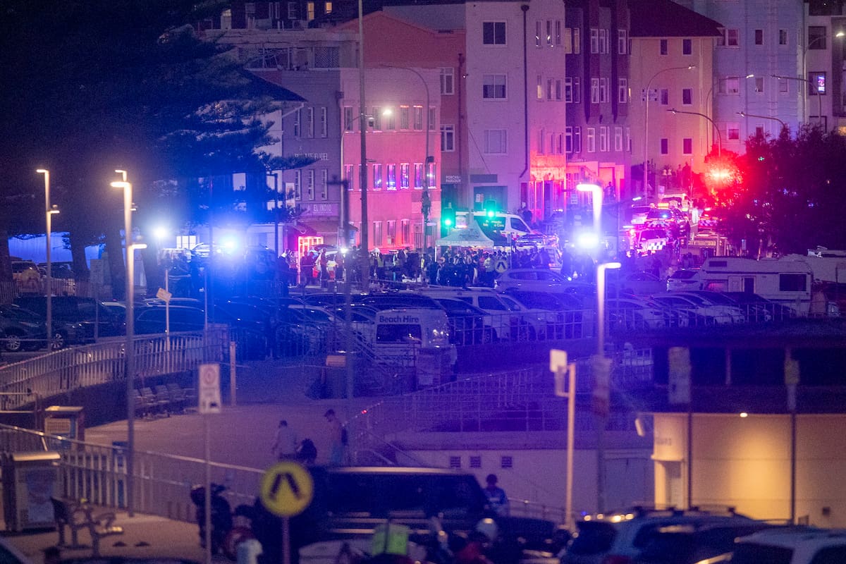 Policía de Australia presente en el lugar donde se presentó un ataque terrorista en Sidney, que dejó 12 personas muertas y más de 29 heridas. EFE/EPA/JEREMY PIPER AUSTRALIA AND NEW ZEALAND OUT