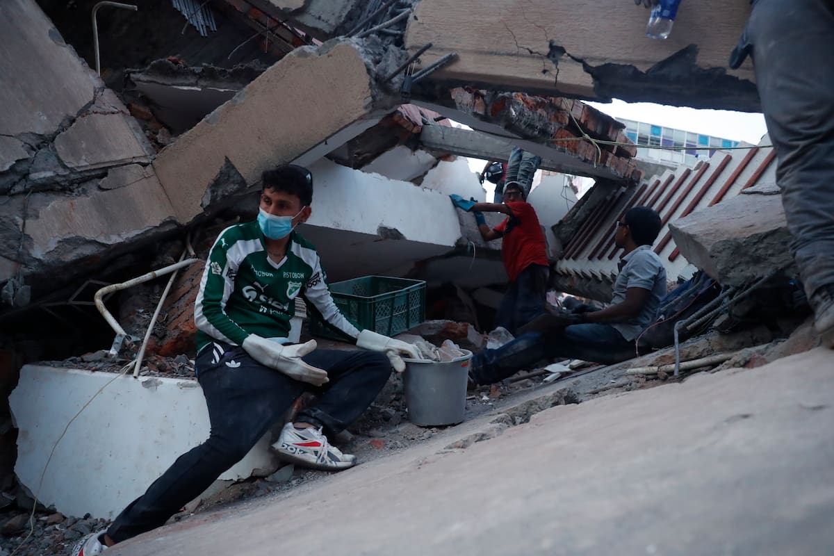 AME7690. CALI (COLOMBIA), 10/08/2026.- Personas trabajan en labores de rescate en una edificación colapsada por el terremoto de magnitud 7,4 que sacudió al país este lunes, en Cali (Colombia). EFE/ Ernesto Guzmán Jr