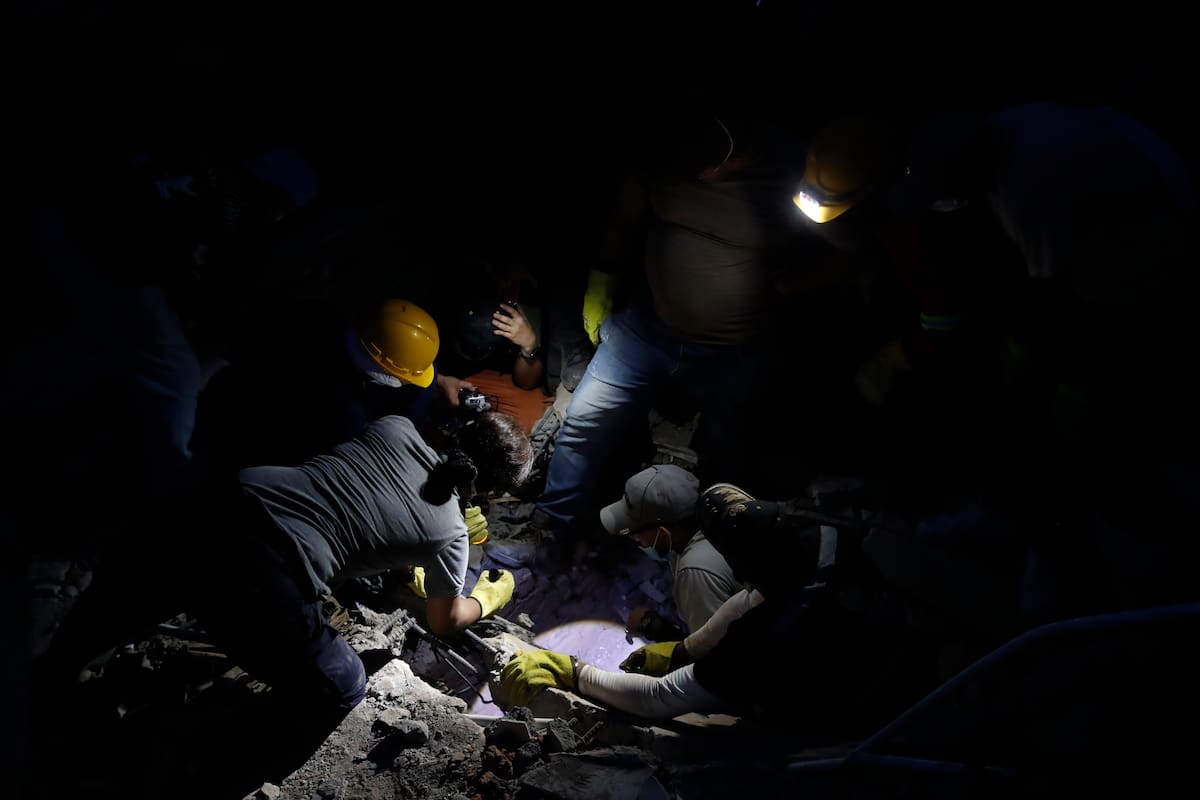 AME7690. CALI (COLOMBIA), 10/08/2026.- Personas trabajan en labores de rescate en una edificación colapsada por el terremoto de magnitud 7,4 que sacudió al país este lunes, en Cali (Colombia). EFE/ Ernesto Guzmán Jr