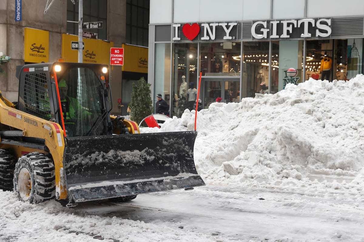Trabajadores retiran la nieve frente a la Bolsa de Valores de Nueva York, en Nueva York, EE.UU., este 26 de enero de 2026. EFE/SARAH YENESEL