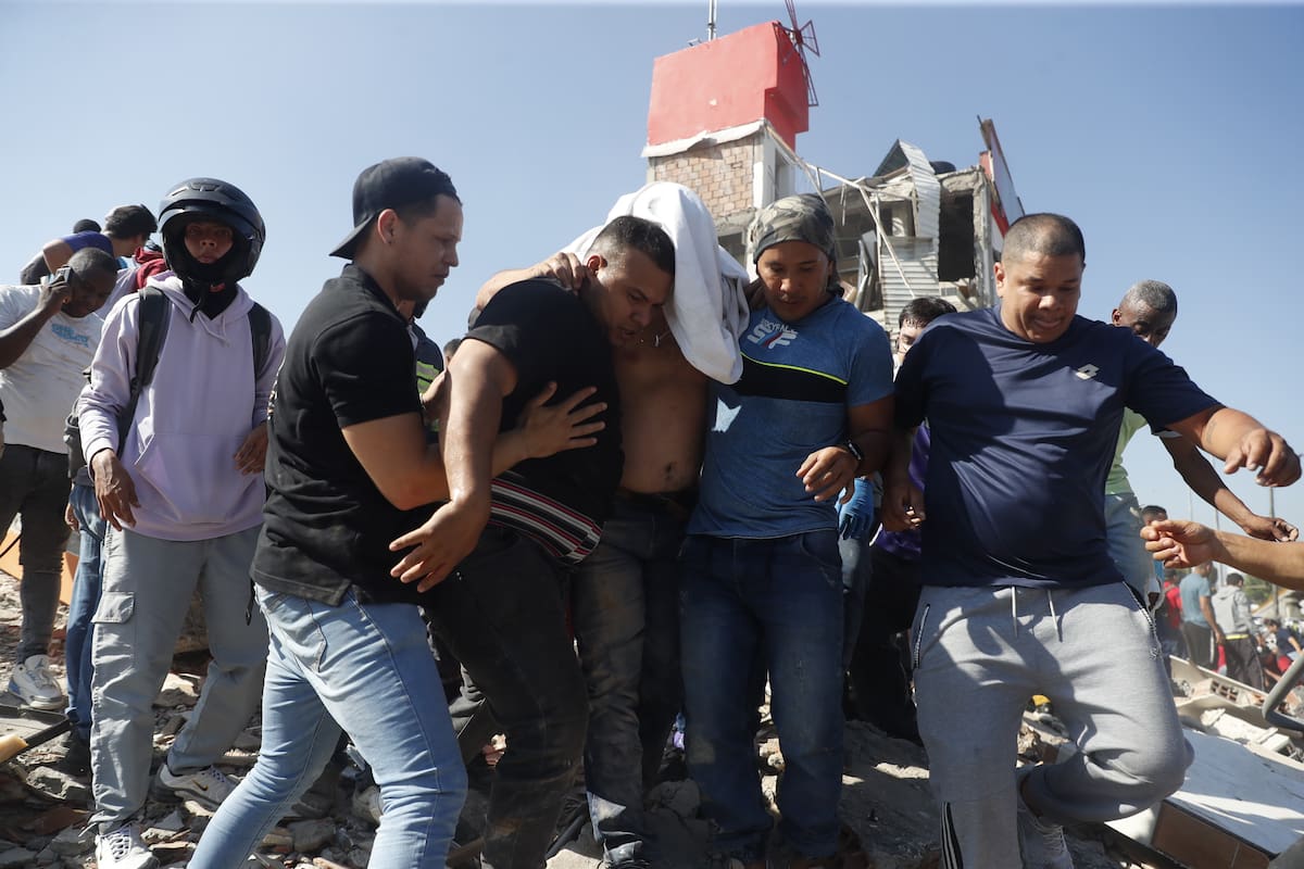 AME7645. CALI (COLOMBIA), 10/08/2026.- Personas son evacuadas de un edificio colapsado este lunes, en Cali (Colombia). Al menos 20 edificios sufrieron graves daños por consecuencia del terremoto de magnitud 7,4 que sacudió la mayor parte del país, con epicentro en la zona del Pacífico. EFE/ Ernesto Guzmán