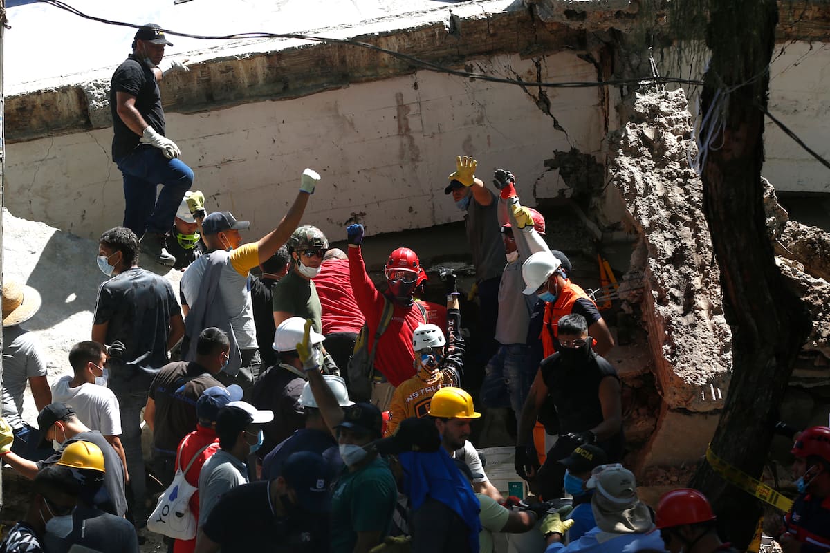 AME8030. CALI (COLOMBIA), 11/08/2026.- Socorristas y voluntarios participan en una jornada de búsqueda, entre los escombros de una edificación tras el terremoto de magnitud 7,4 que sacudió el lunes al país, este martes en Cali (Colombia). Al menos 240 personas murieron en cuatro regiones de Colombia por el terremoto, según el balance de distintas autoridades regionales ante la demora del Gobierno nacional en actualizar las cifras. EFE/ Ernesto Guzmán