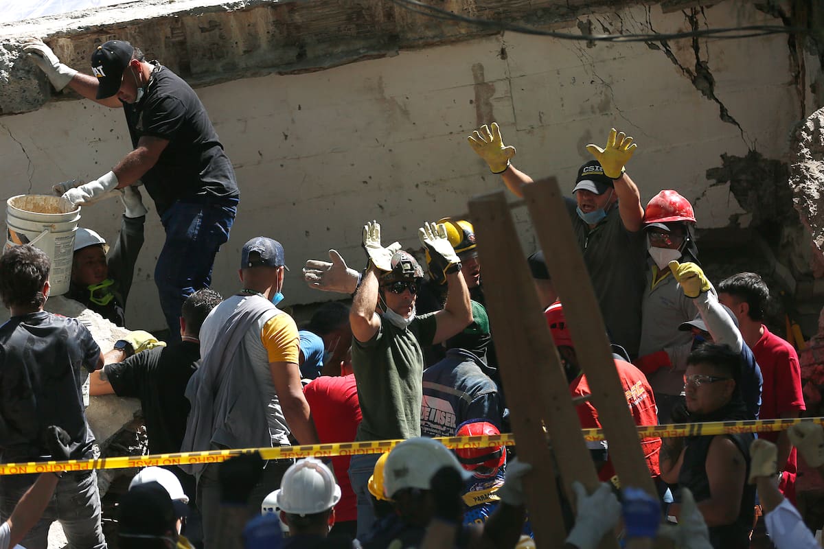 AME8030. CALI (COLOMBIA), 11/08/2026.- Socorristas y voluntarios participan en una jornada de búsqueda, entre los escombros de una edificación tras el terremoto de magnitud 7,4 que sacudió el lunes al país, este martes en Cali (Colombia). Al menos 240 personas murieron en cuatro regiones de Colombia por el terremoto, según el balance de distintas autoridades regionales ante la demora del Gobierno nacional en actualizar las cifras. EFE/ Ernesto Guzmán