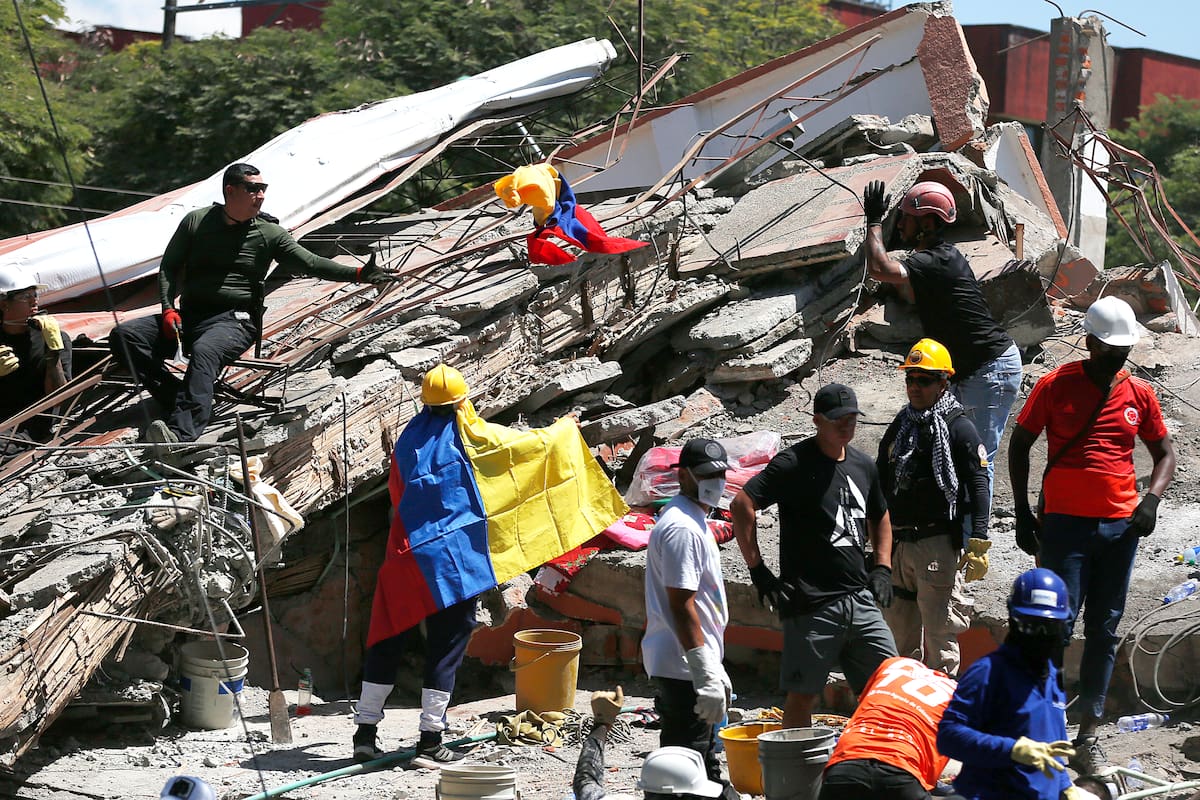 AME8030. CALI (COLOMBIA), 11/08/2026.- Socorristas y voluntarios participan en una jornada de búsqueda, entre los escombros de una edificación tras el terremoto de magnitud 7,4 que sacudió el lunes al país, este martes en Cali (Colombia). Al menos 240 personas murieron en cuatro regiones de Colombia por el terremoto, según el balance de distintas autoridades regionales ante la demora del Gobierno nacional en actualizar las cifras. EFE/ Ernesto Guzmán