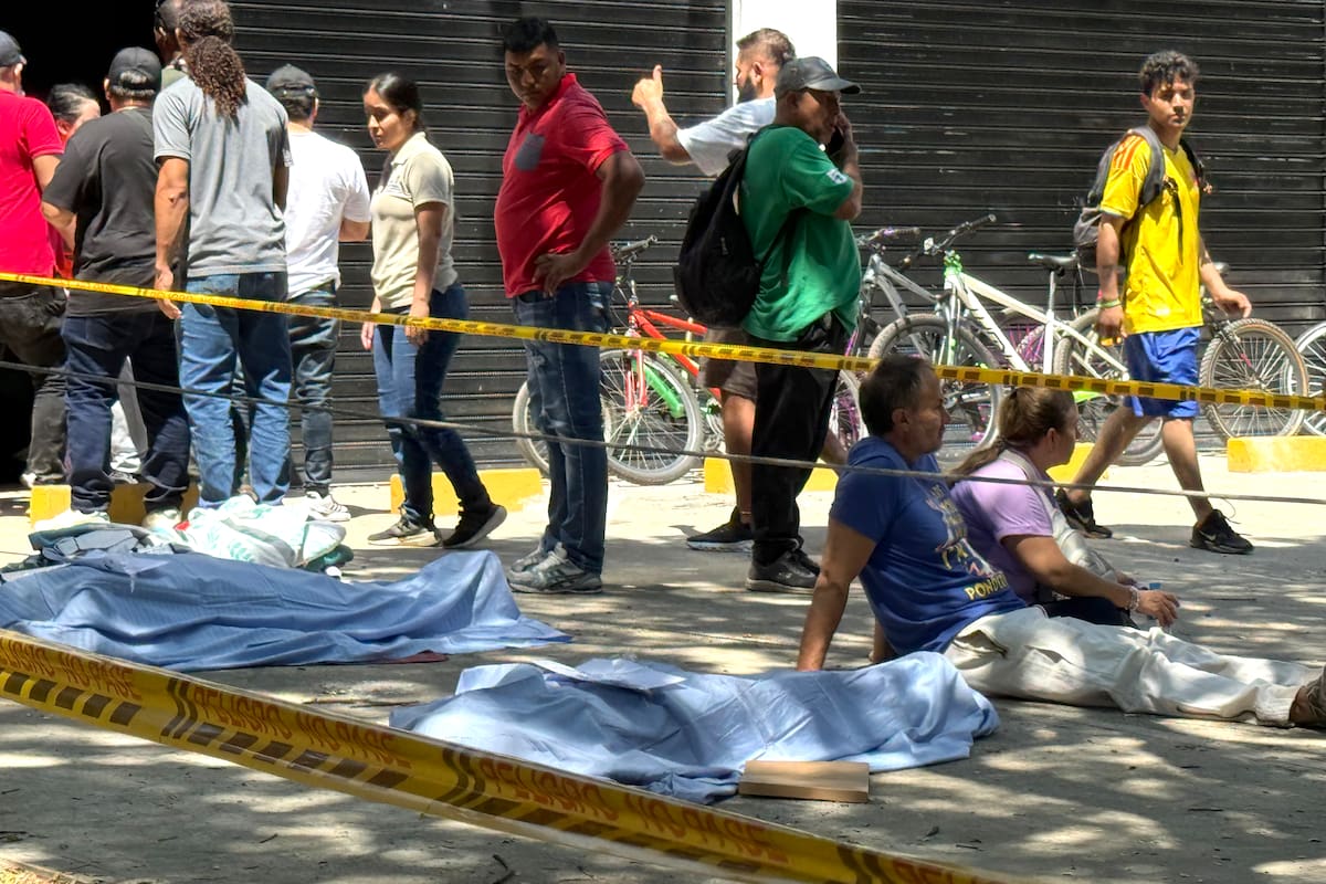 ATENCIÓN EDITORES: CONTENIDO GRÁFICO EXPLICITO AME7676. CALI (COLOMBIA), 10/08/2026.- Fotografía que muestra personas fallecidas tras el terremoto de magnitud 7,4 que sacudió esta mañana el país, este lunes en Cali (Colombia). Al menos 27 personas murieron en el departamento del Valle del Cauca, lo que eleva a 51 la cifra de fallecidos por el sismo en todo el territorio nacional. EFE/ Mario Baos