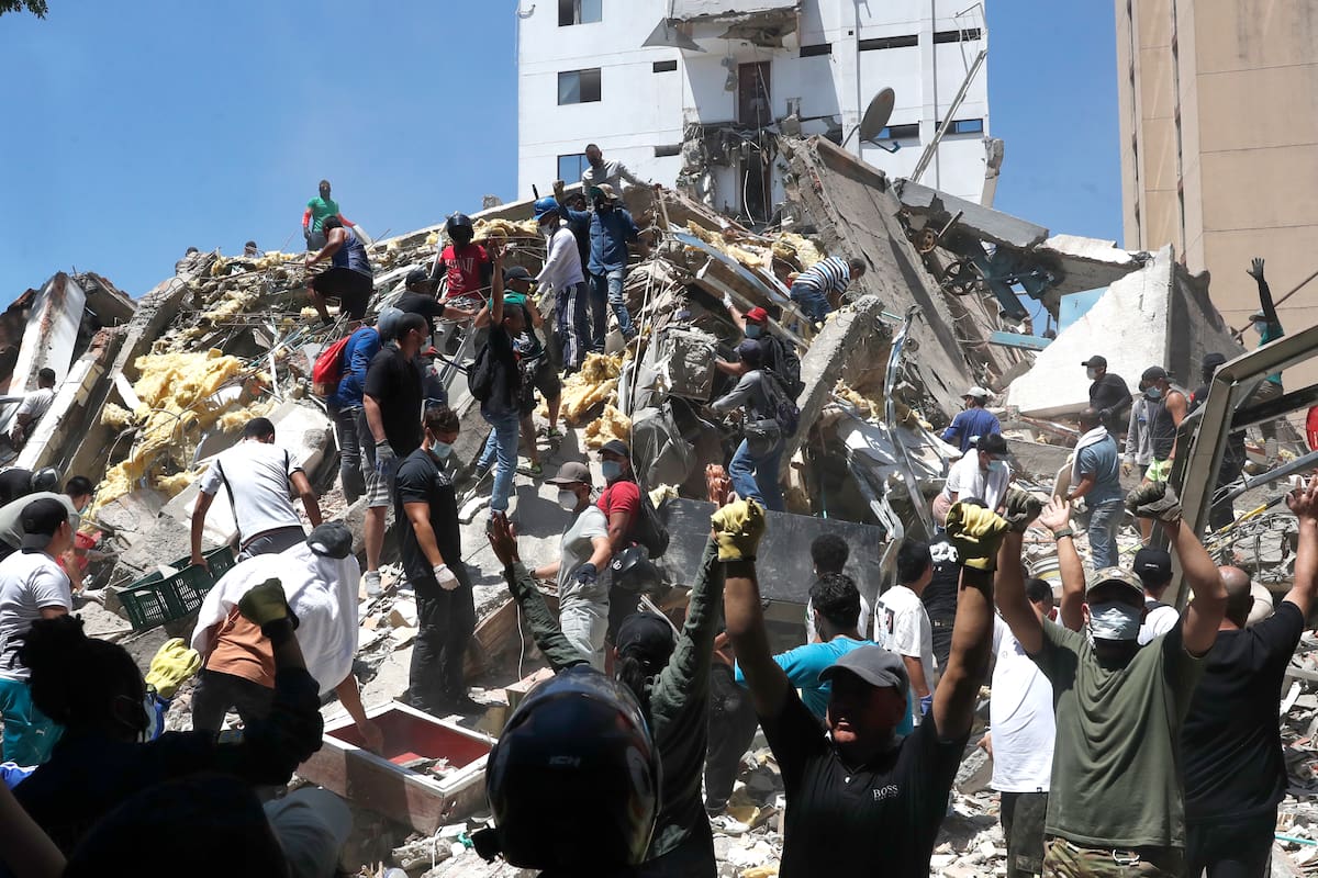 AME7693. CALI (COLOMBIA), 10/08/2026.- Integrantes del cuerpo de Bomberos de Cali y civiles buscan entre los escombros de edificaciones colapsadas por el terremoto de magnitud 7,4 que sacudió esta mañana el país, este lunes en Cali (Colombia). Al menos 27 personas murieron en el departamento del Valle del Cauca, lo que eleva a 51 la cifra de fallecidos por el sismo en todo el territorio nacional. EFE/ Ernesto Guzmán Jr