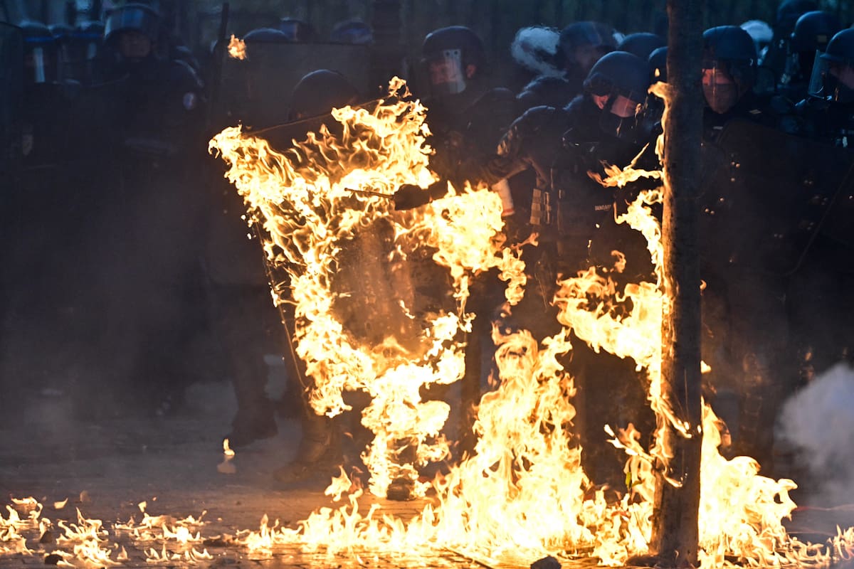 FOTODELDIA París, 31/10/2026.- Agentes de la policía antidisturbios tras el lanzamiento de un cóctel molotov, en medio de enfrentamientos entre manifestantes y la policía durante una protesta contra el aumento del costo de vida y los recortes en los servicios públicos en París,31 de octubre de 2026. Al menos 296 personas ha sido arrestados este sábado en Francia en el tercer sábado consecutivo de manifestaciones en el país. EFE/FIRAS ABDULLAH