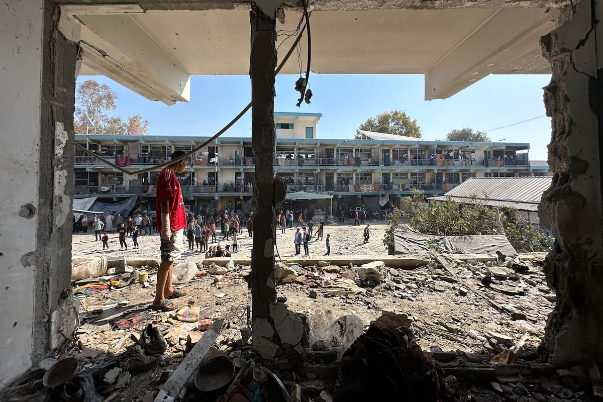 Al menos 40 gazatíes murieron en ataques israelíes sobre el campamento de refugiados de Nuseirat, en el centro de la Franja de Gaza, la mayoría de ellos en una escuela de la Agencia de la ONU para los Refugiados Palestinos (Unrwa) que albergaba decenas de desplazados. El Ejército israelí confirmó el ataque e indicó que la escuela tenía integrado un complejo del grupo islamista. EFE/