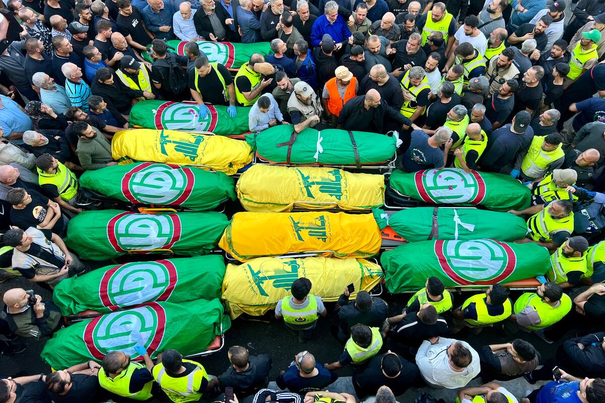 Tiro. Líbano.- Vista del funeral de 20 personas muertas en un ataque israelí en la ciudad de Deir Qanoun Ras Al Ain (Tiro), Líbano, este lunes. Según el Ministerio de Salud del Líbano, más de 3.180 personas han muerto y más de 14.000 han resultado heridas en el Líbano desde la intensificación de hostilidades entre Israel y Hezbollah. EFE/ Stringer