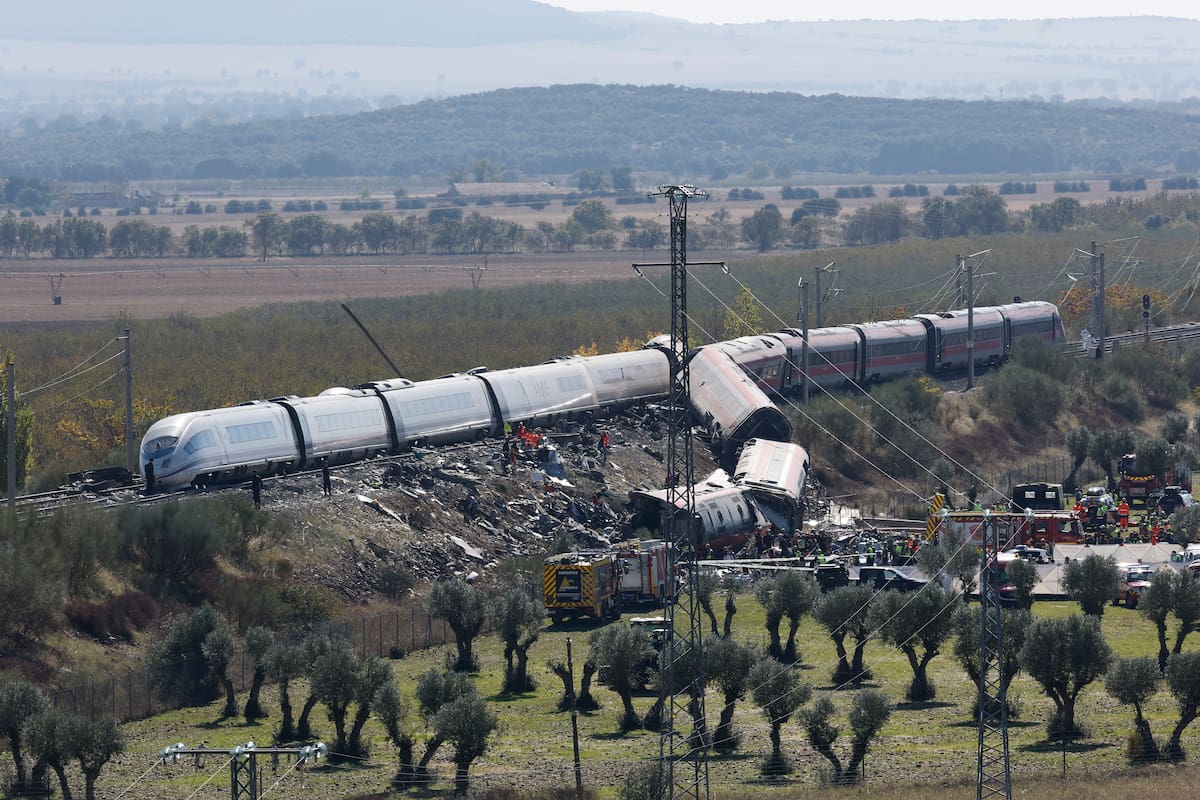 Lugar del accidente de dos trenes de alta velocidad, uno de Renfe y otro de Iryo, que han colisionado a primera hora de este miércoles a la altura de la estación de Urda (Toledo), donde hay al menos 64 fallecidos. EFE/Chema Moya