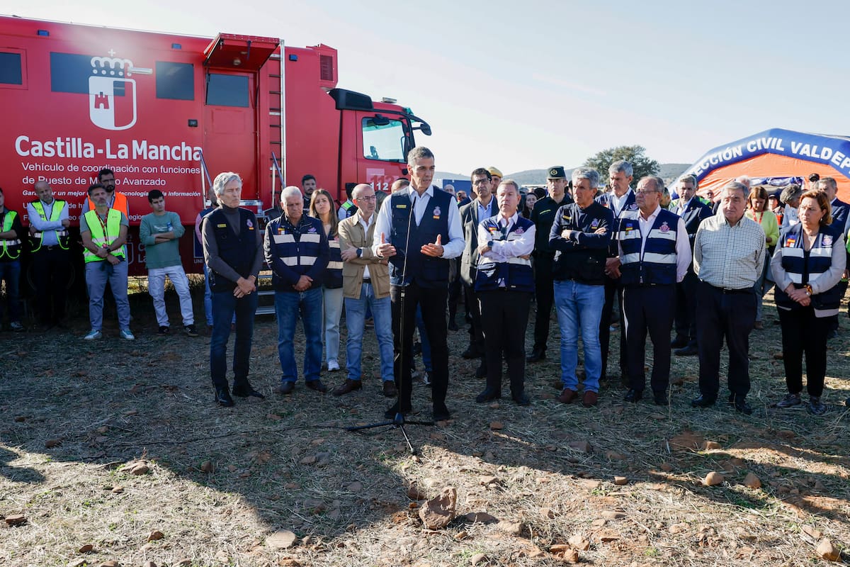 El presidente del Gobierno, Pedro Sánchez (c), junto al presidente de Castilla-La Mancha, Emiliano García-Page (c-d), y el ministro del Interior, Fernando Grande-Marlaska (i), realizan declaraciones a los medios durante su visita al lugar del accidente de dos trenes de alta velocidad, uno de Renfe y otro de Iryo, que han colisionado a primera hora de este miércoles a la altura de la estación de Urda (Toledo), donde hay al menos 64 fallecidos. EFE/ Chema Moya