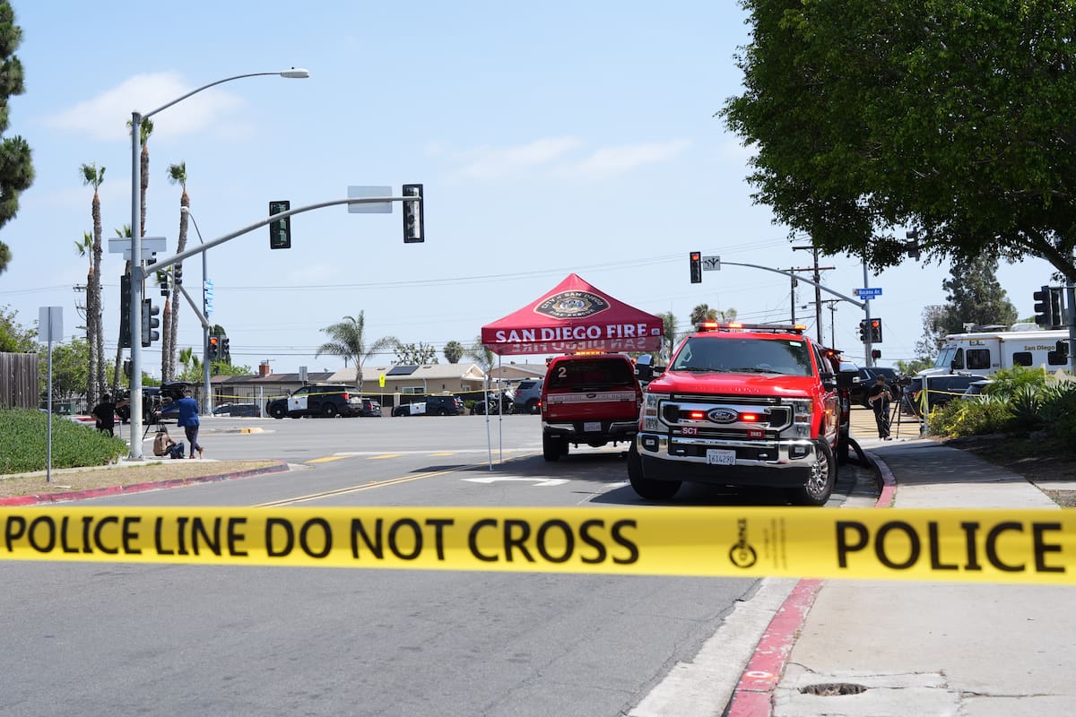 AME2698. SAN DIEGO (ESTADOS UNIDOS), 18/05/2026.- Fotografía que muestra una cinta de advertencia durante un operativo de la Policía de San Diego este lunes, en el Centro Islámico de San Diego (EE.UU). Al menos cinco personas, dos de ellos los tiradores, han muerto en el ataque contra la mezquita más grande del condado de San Diego, en el estado de California. EFE/ Omar Alonso