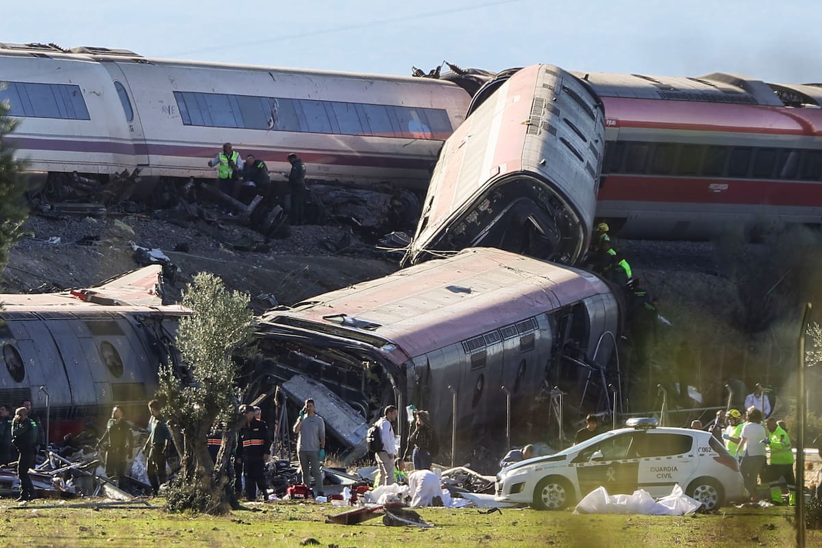 Dos trenes de alta velocidad, uno de Renfe y otro de Iryo, han colisionado a primera hora de este miércoles a la altura de la estación de Urda (Toledo), según han informado a EFE fuentes del servicio de emergencias 112, que han indicado que dos vagones han caído por un terraplén. EFE/Ismael Herrero