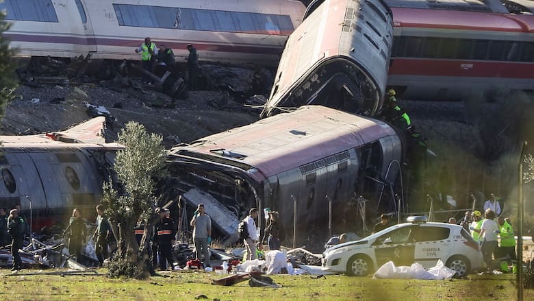 España, de luto: choque de dos trenes de alta velocidad deja 68 muertos y más de 60 heridos