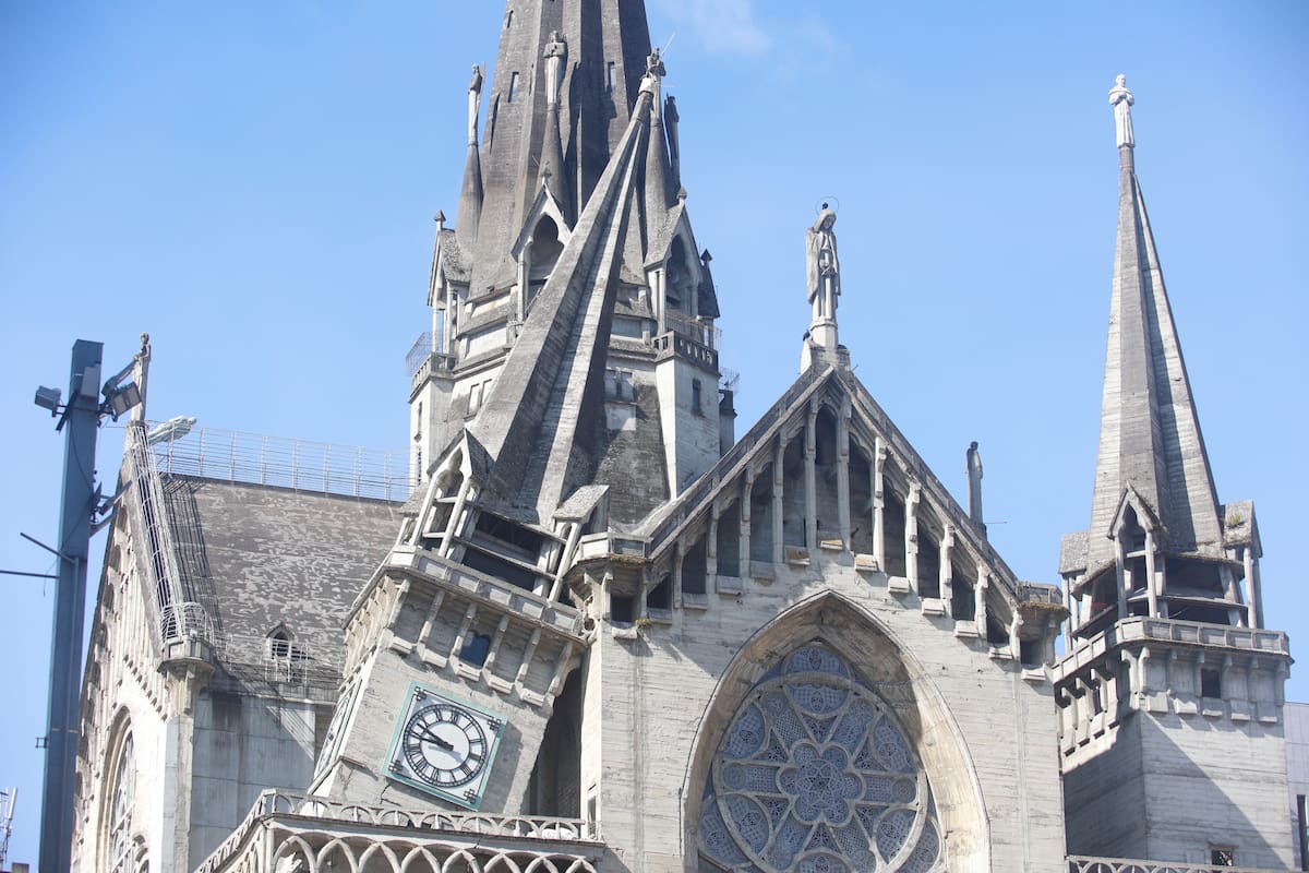 AME7622. MANIZALES (COLOMBIA), 10/08/2026.- Fotografía que muestra la Catedral Basílica Metropolitana de Nuestra Señora del Rosario afectada tras un fuerte temblor este lunes, en Manizales (Colombia). Al menos dos personas murieron en la capital del departamento de Caldas, en el centro del país, por el terremoto de magnitud 7,4 que sacudió buena parte del territorio nacional, según informó el alcalde de esa ciudad, Jorge Eduardo Rojas Giraldo. EFE/ John Jairo Bonilla