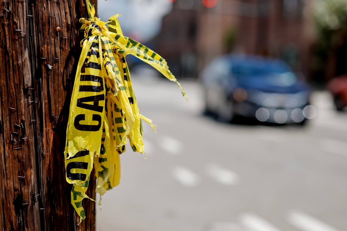La cinta de la escena del crimen permanece cerca del lugar de una masacre que dejó a un hombre muerto y a otros diez heridos en Edgewood Avenue en Atlanta, Georgia, EE.UU.