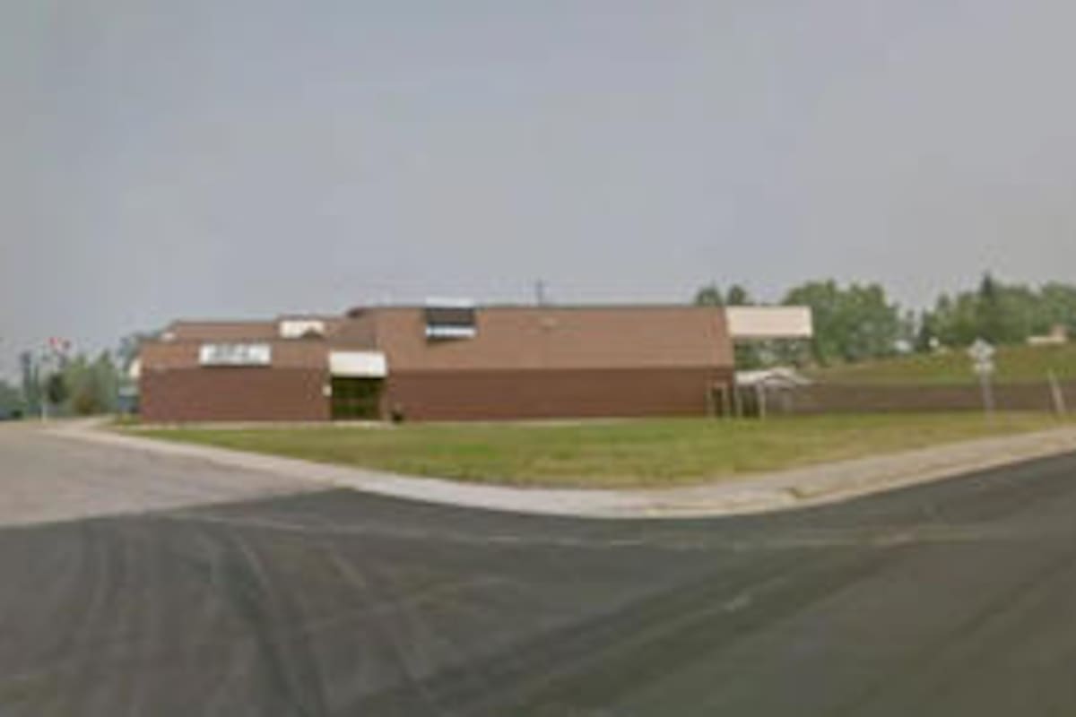 TORONTO, 11/02/2026.- Imagen de la escuela de secundaria en Tumbler Ridge en la que al menos nueve personas murieron este martes cuando una persona disparó, según informó la Policía. Entre los fallecidos está la supuesta autora de los disparos. Seis de los muertos fueron localizados en el interior de la escuela mientras que otros dos cuerpos fueron hallados en una vivienda. Otra persona murió cuando era transportada a un hospital. Las autoridades también dijeron que alrededor de 25 personas están siendo atendidas por lesiones en el centro médico local y que otras dos han sido evacuadas en helicóptero con heridas de extrema gravedad. EFE