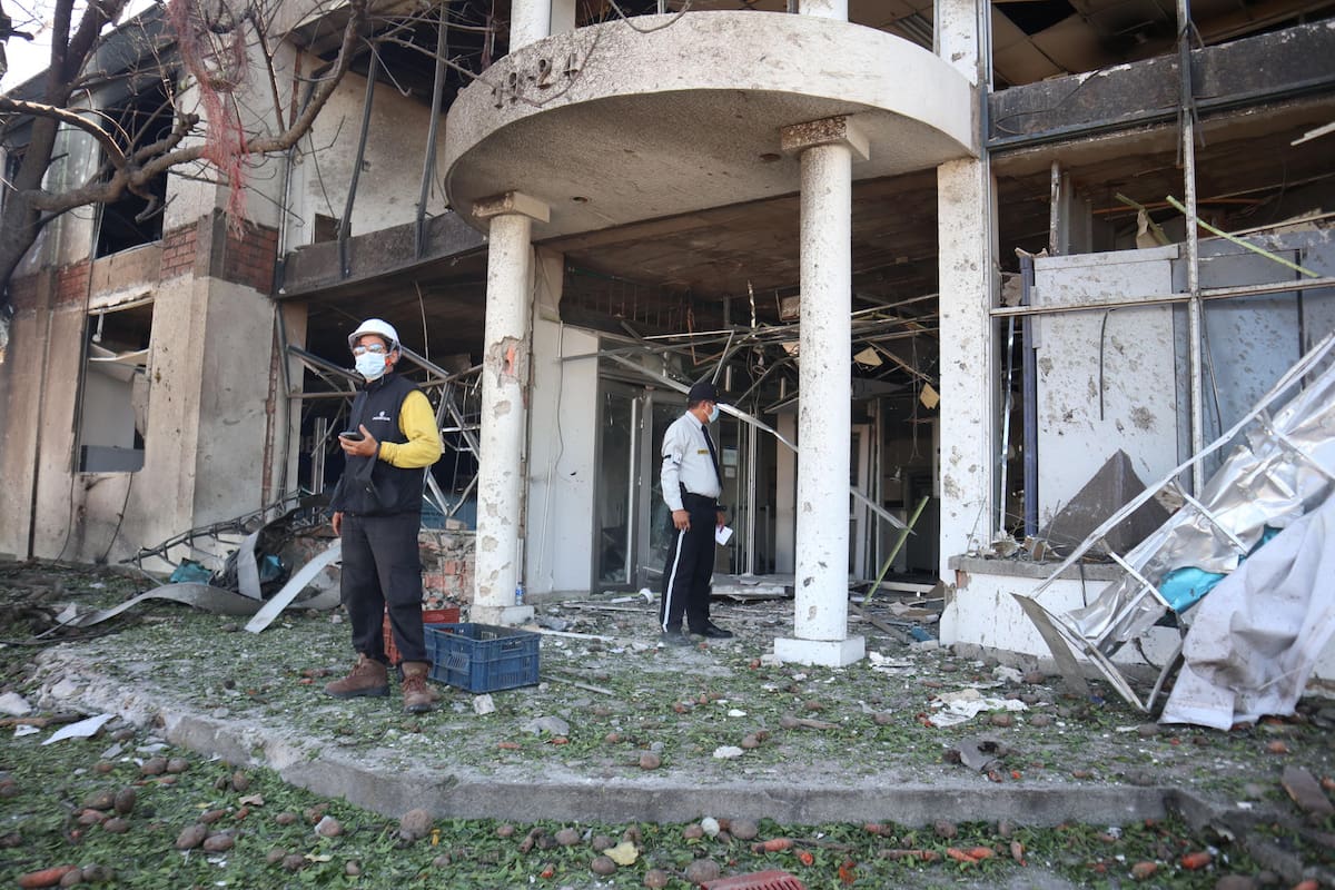 Personas inspeccionan el lugar donde ocurrió un atentado terrorista este sábado, en Cúcuta. Al menos ocho policías y otras tres personas resultaron heridas por la explosión de un vehículo bomba cerca del comando de la Policía del Departamento de Norte de Santander, en la ciudad colombiana de Cúcuta, fronteriza con Venezuela, que fue seguida de otras detonaciones. EFE/ Mario Caicedo