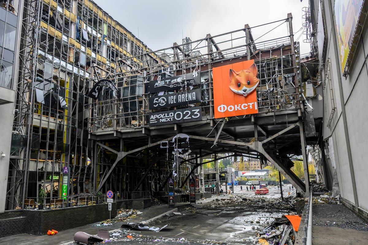 Daños tras un ataque con misiles rusos contra un centro comercial en Kiev, Ucrania, el 19 de octubre de 2026. EFE/EPA/MAXYM MARUSENKO