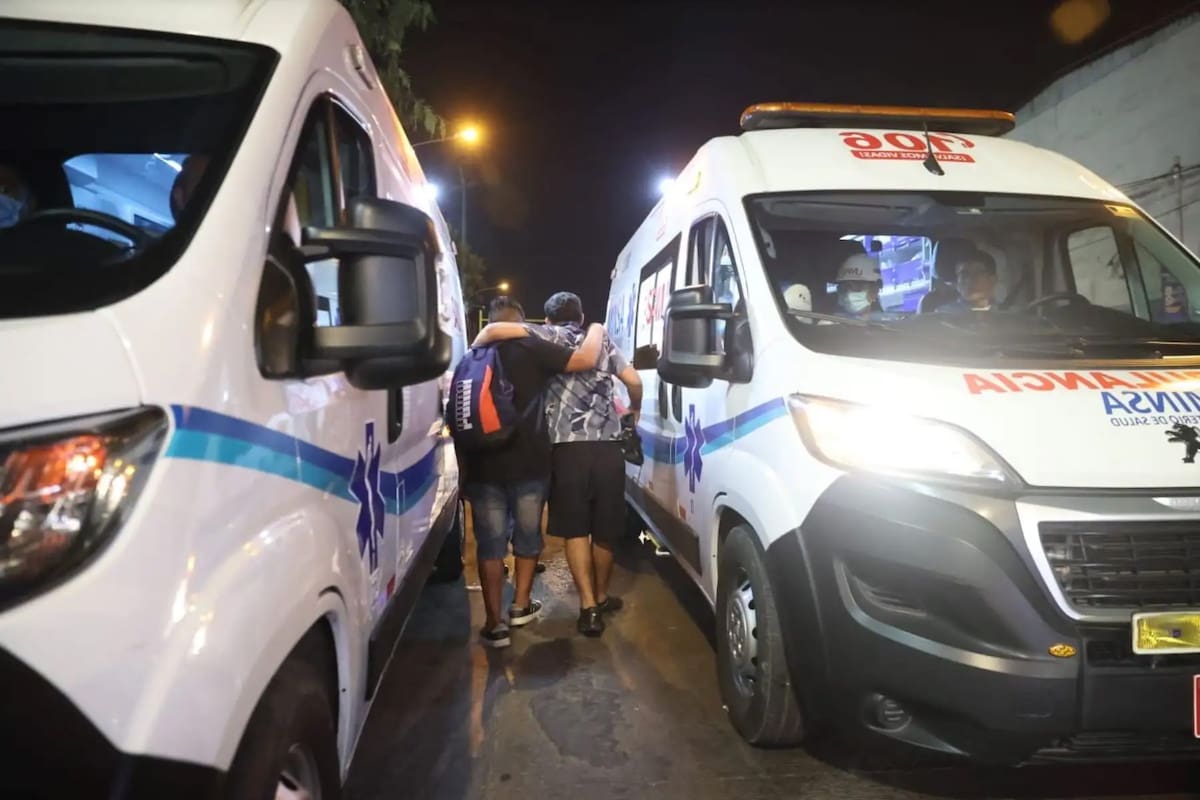 AME372. LIMA (PERÚ), 03/04/2026.- Fotografía cedida por la Agencia Peruana de Noticias Andina que muestra a personas caminando entre ambulancias estacionadas afuera del Estadio Alejandro Villanueva este viernes, en Lima (Perú). Al menos una persona murió y 47 resultaron heridas en el Estadio Alejandro Villanueva, sede del club peruano Alianza Lima, durante una concentración de hinchas que generó en un confuso incidente cuyas causas son investigadas. EFE/ Andina / Melina Mejía /SOLO USO EDITORIAL/ NO VENTAS/ SOLO DISPONIBLE PARA ILUSTRAR LA NOTICIA QUE ACOMPAÑA (CRÉDITO OBLIGATORIO)